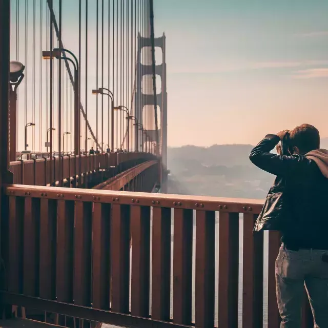 Mann macht Fotos auf der Golden Gate Bridge